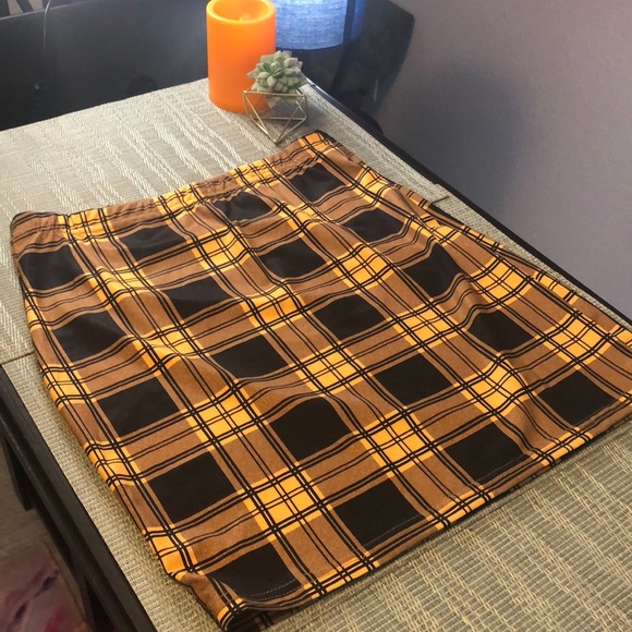 #76 NWOT Yellow Plaid Mini Skirt - Picture 4 of 14